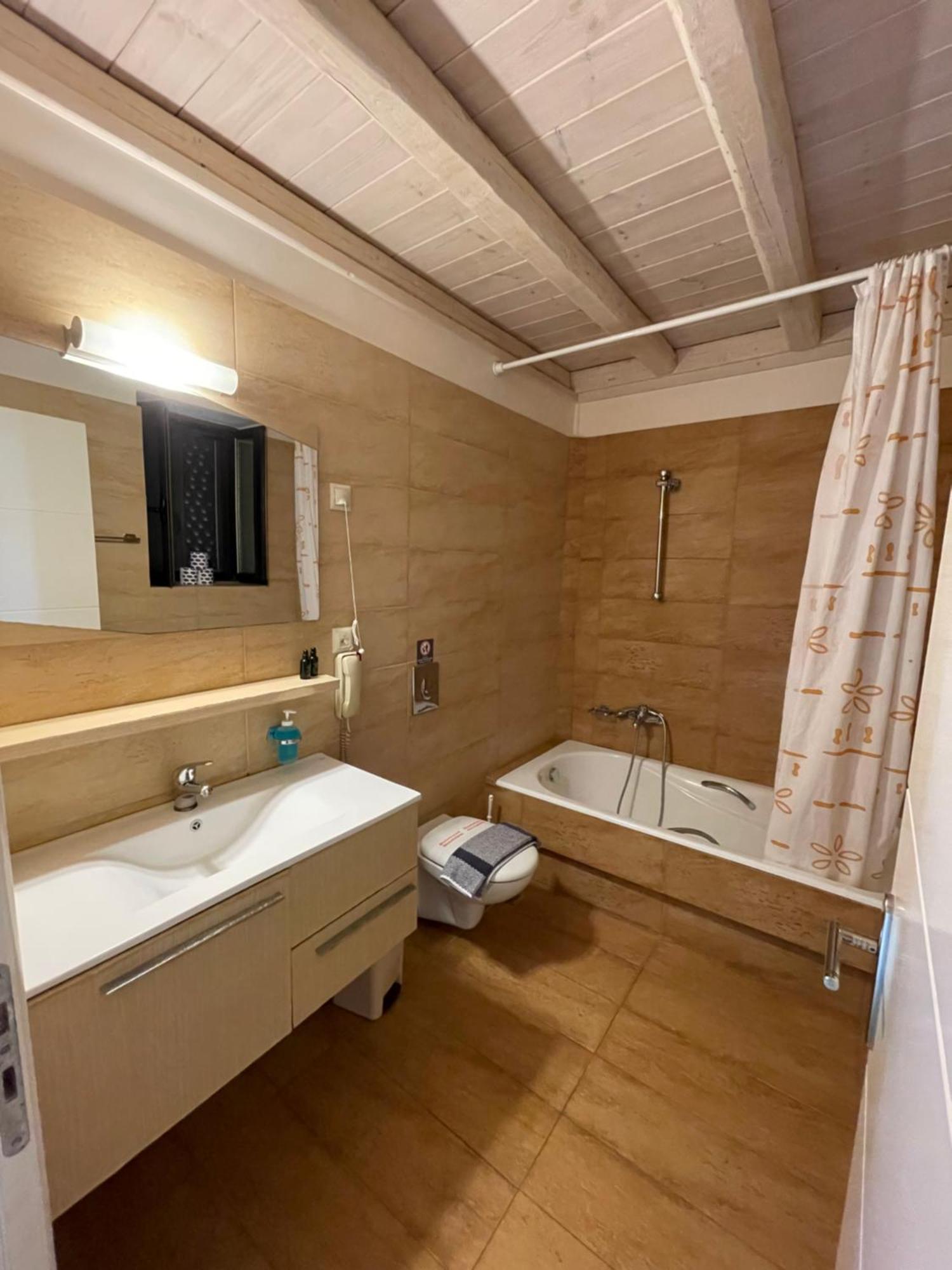Leilighet med 2 soverom, peis og sjøutsikt